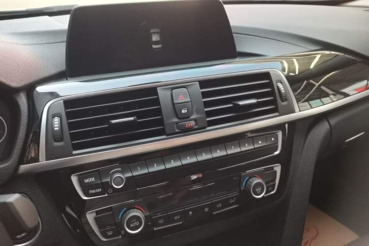 Used BMW 3 Series 2018 320Li Fashion Model Audio And AC Panel