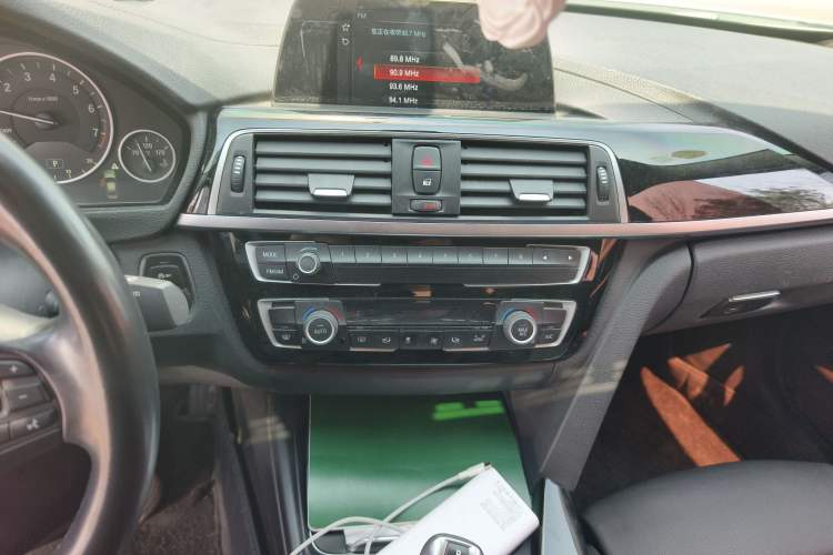 Used BMW 3 Series 2018 318Li Audio And AC Panel
