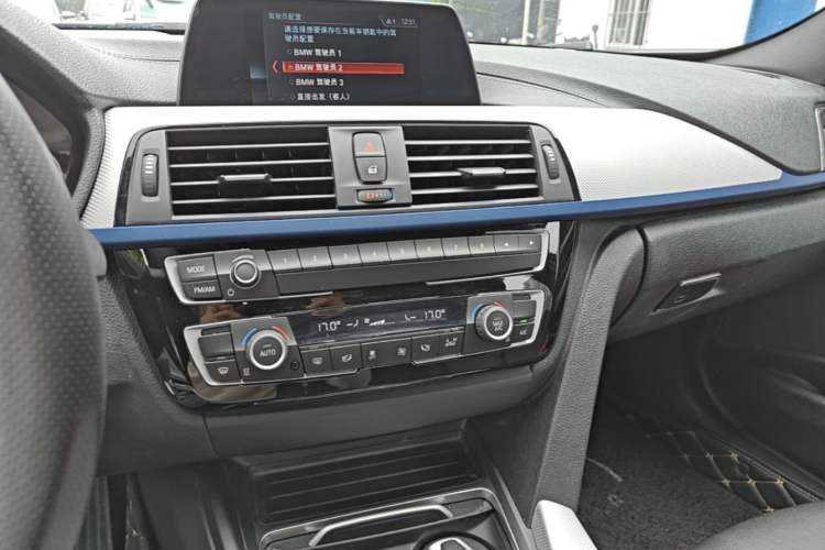 Used BMW 3 Series 2018 320i M Sport Package Audio And AC Panel