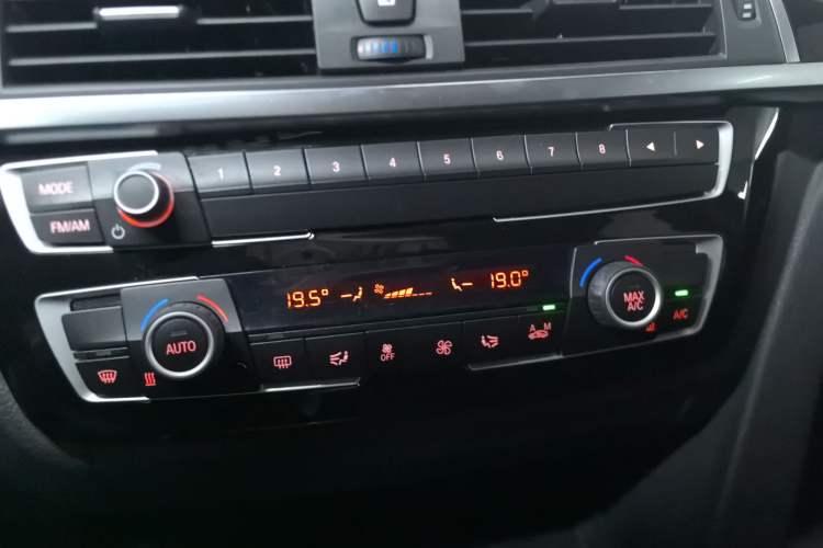 Used BMW 3 Series 2018 320Li Fashion Model Audio And AC Panel