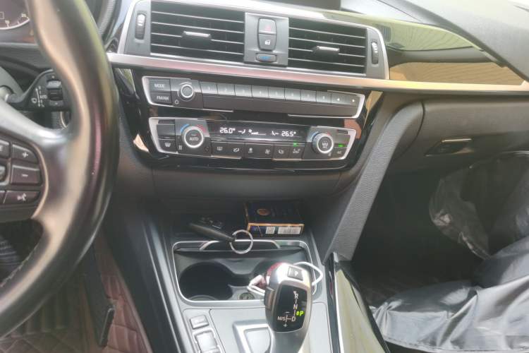 Used BMW 3 Series 2018 320Li Fashion Model Audio And AC Panel