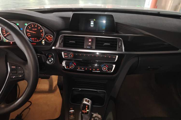Used BMW 3 Series 2018 318Li Audio And AC Panel