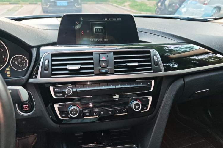 Used BMW 3 Series 2018 320Li Fashion Model Audio And AC Panel