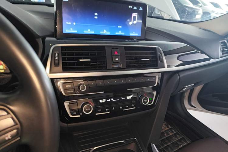 Used BMW 3 Series 2018 320Li Fashion Model Audio And AC Panel