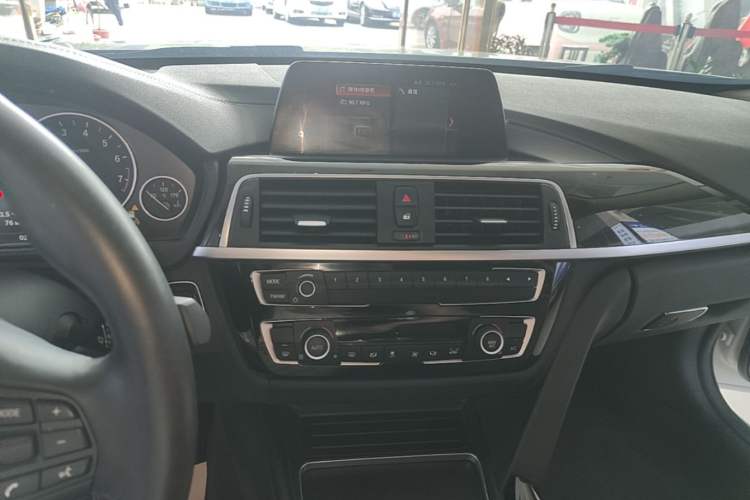Used BMW 3 Series 2018 318Li Audio And AC Panel