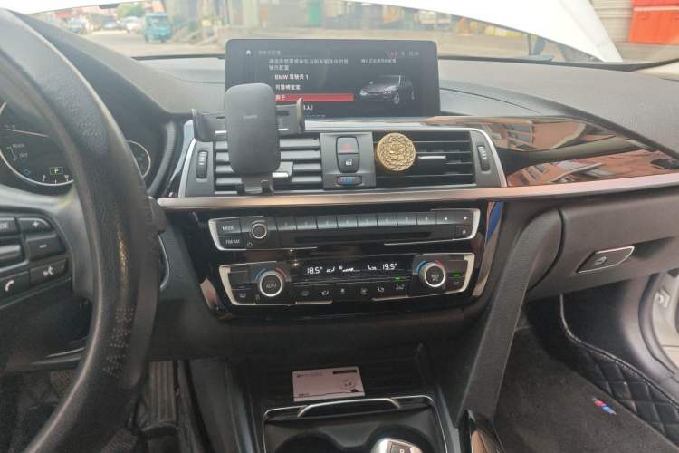 Used BMW 3 Series 2018 320Li Fashion Model Audio And AC Panel