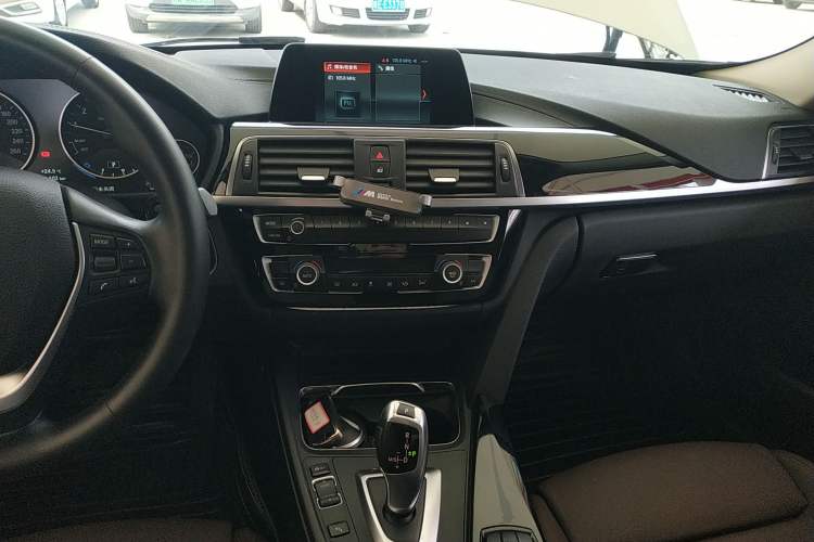 Used BMW 3 Series 2018 320Li Fashion Model Audio And AC Panel