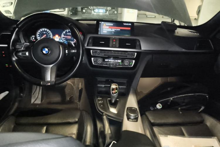 Used BMW 3 Series 2018 320i M Sport Night Edition Center Console