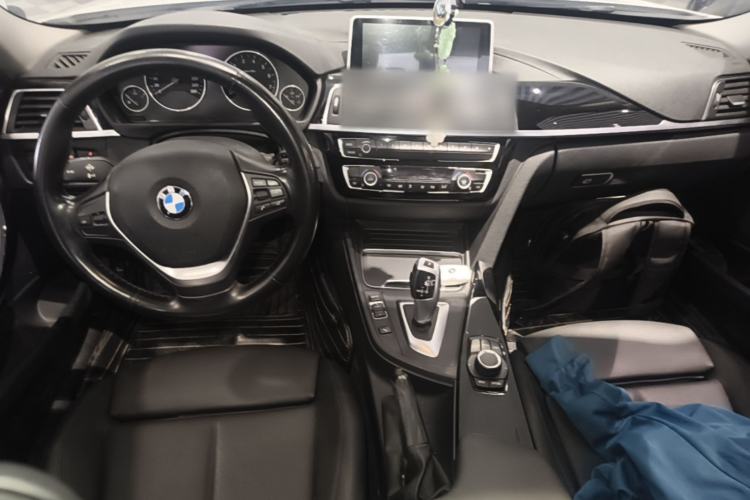 Used BMW 3 Series 2018 318i Center Console