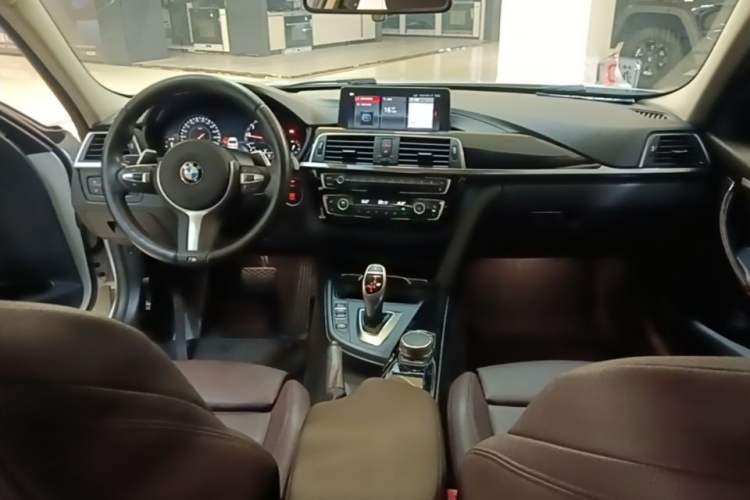 Used BMW 3 Series 2018 320Li Leading Model M Sport Package Center Console