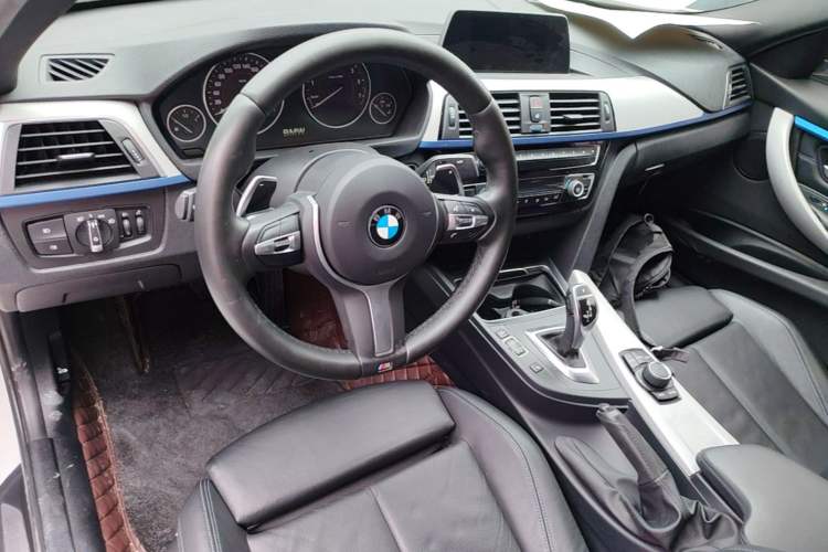 Used BMW 3 Series 2018 320i M Sport Package Center Console