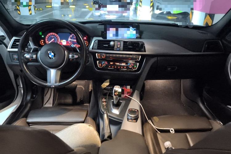 Used BMW 3 Series 2018 320i M Sport Night Edition Center Console