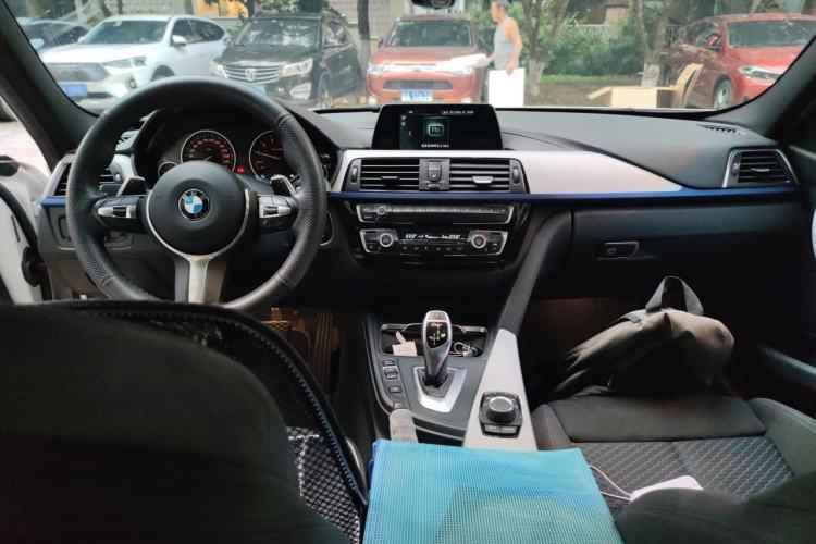 Used BMW 3 Series 2018 320i M Sport Package Center Console