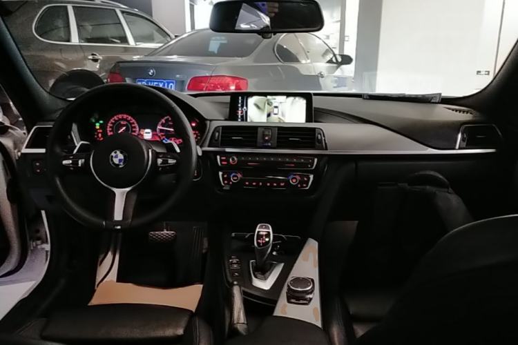 Used BMW 3 Series 2018 320i M Sport Night Edition Center Console