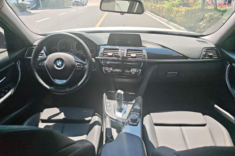 Used BMW 3 Series 2018 318i Center Console