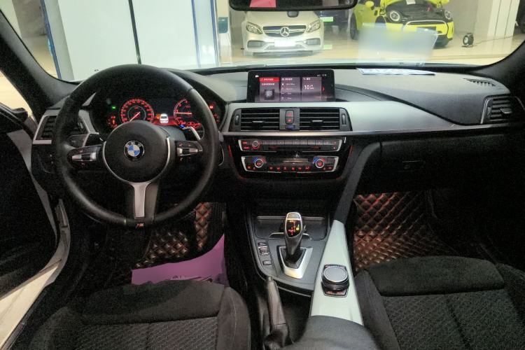 Used BMW 3 Series 2018 320i M Sport Night Edition Center Console
