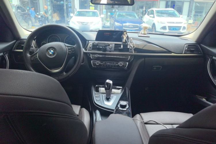 Used BMW 3 Series 2018 318i Center Console