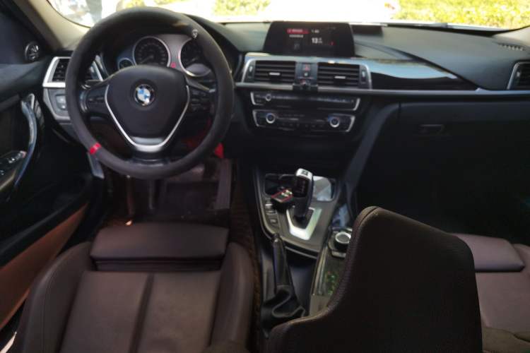 Used BMW 3 Series 2018 318i Center Console