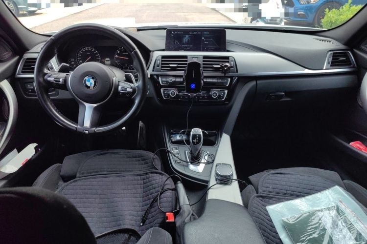 Used BMW 3 Series 2018 320i M Sport Night Edition Center Console