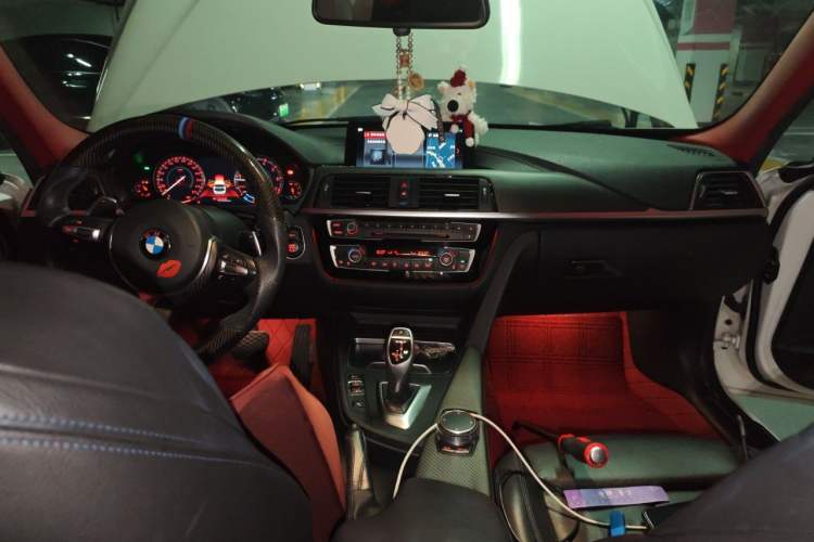 Used BMW 3 Series 2018 320i M Sport Night Edition Center Console
