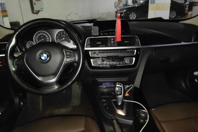 Used BMW 3 Series 2018 318i Center Console