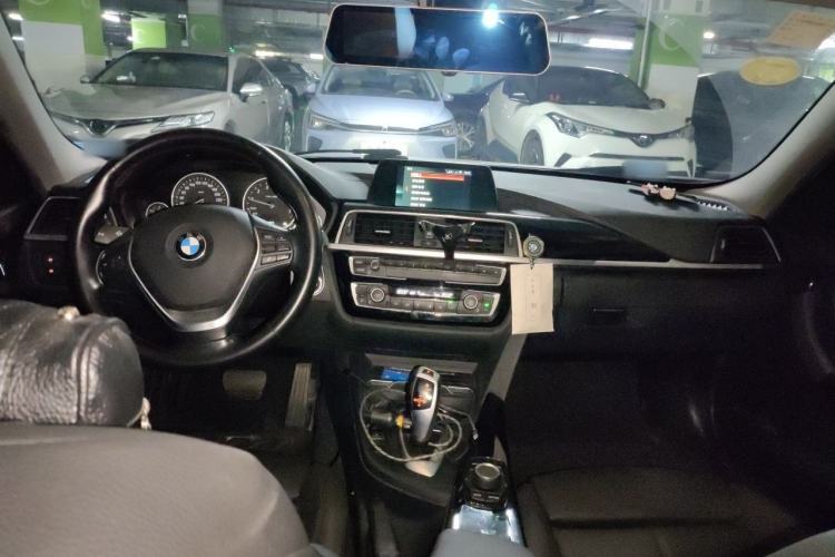 Used BMW 3 Series 2018 318i Center Console
