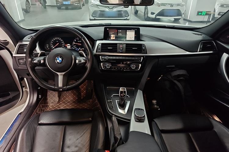 Used BMW 3 Series 2018 320i M Sport Night Edition Center Console