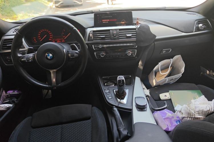Used BMW 3 Series 2018 320i M Sport Night Edition Center Console