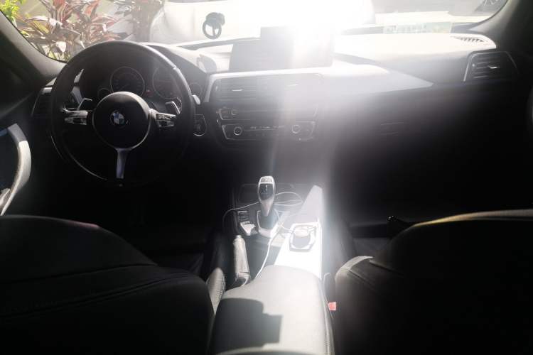 Used BMW 3 Series 2018 320i M Sport Package Center Console