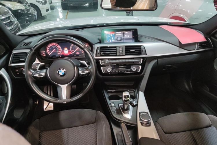 Used BMW 3 Series 2018 320i M Sport Night Edition Center Console
