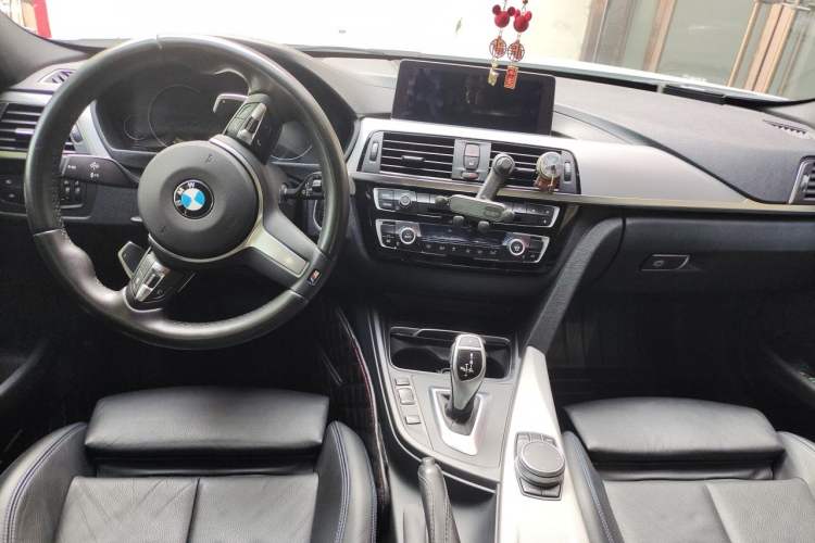 Used BMW 3 Series 2018 320i M Sport Night Edition Center Console