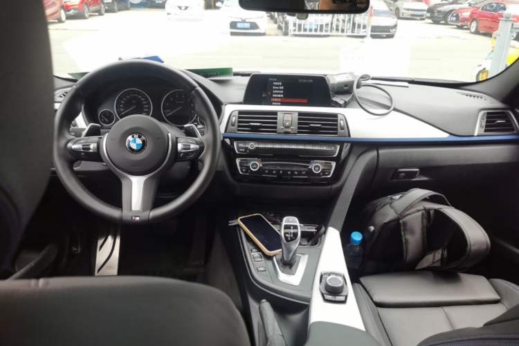 Used BMW 3 Series 2018 320i M Sport Package Center Console
