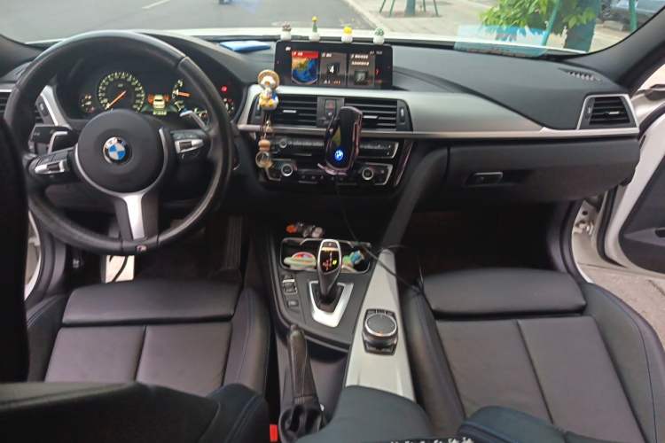 Used BMW 3 Series 2018 330i M Sport Night Edition Center Console