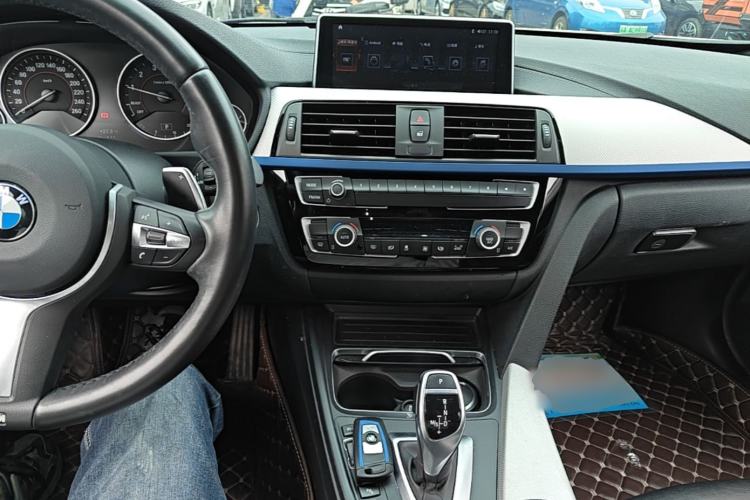 Used BMW 3 Series 2018 320i M Sport Package Center Console