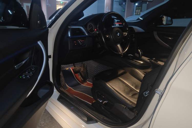Used BMW 3 Series 2018 320i M Sport Package Driver Seat