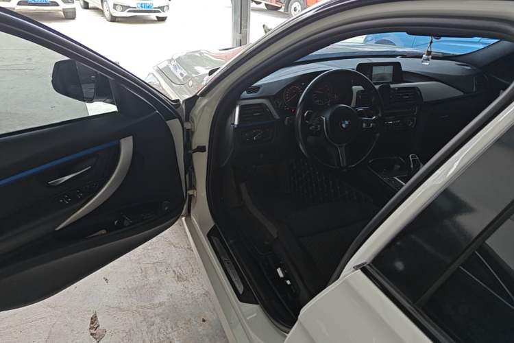 Used BMW 3 Series 2018 320i M Sport Package Driver Seat