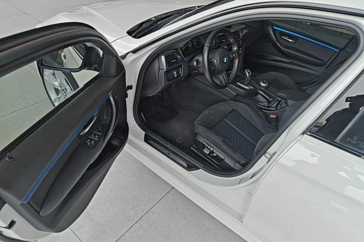 Used BMW 3 Series 2018 320i M Sport Package Driver Seat