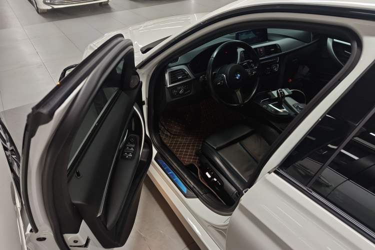 Used BMW 3 Series 2018 320i M Sport Night Edition Driver Seat
