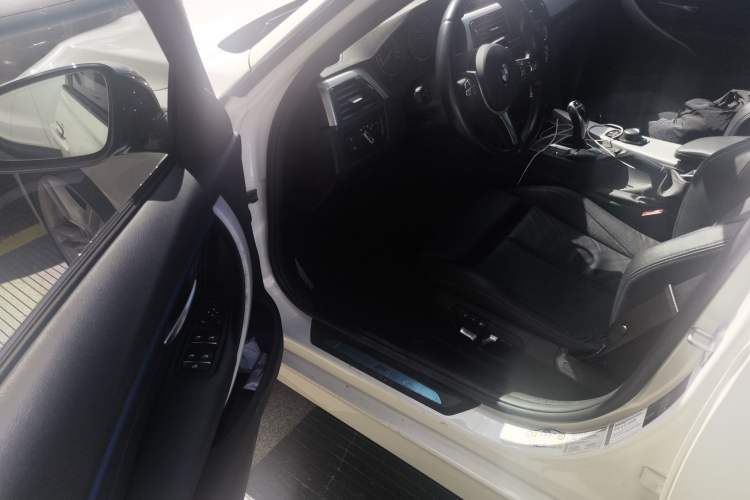 Used BMW 3 Series 2018 320i M Sport Package Driver Seat