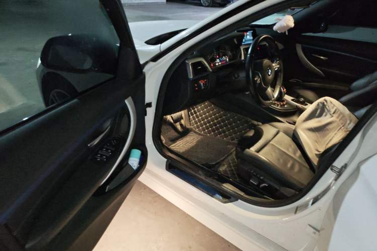 Used BMW 3 Series 2018 320i M Sport Package Driver Seat