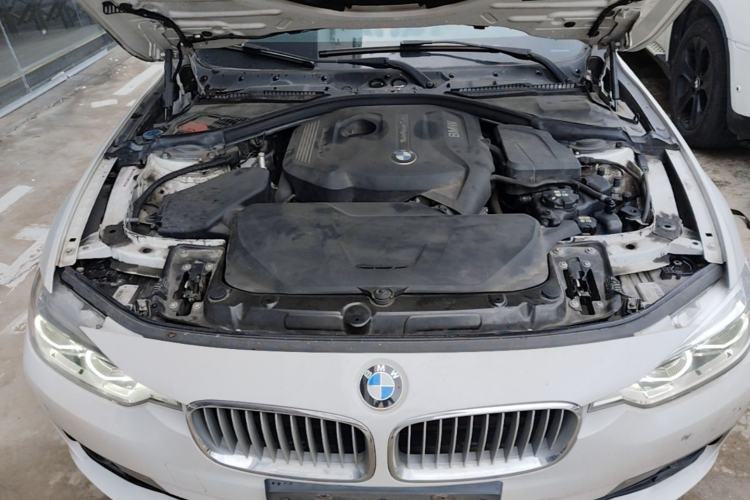 Used BMW 3 Series 2018 320Li Fashion Model Engine Bay