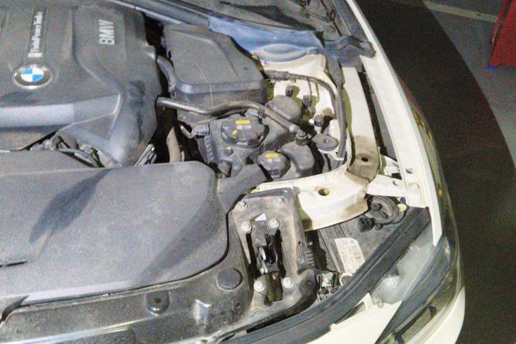 Used BMW 3 Series 2018 320i M Sport Package Engine Bay Left