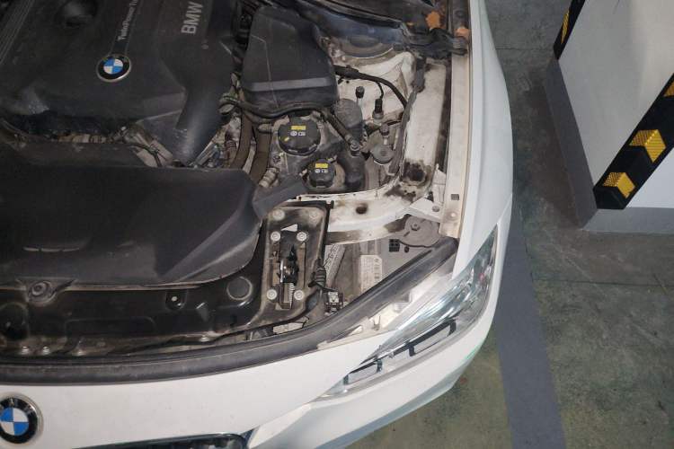 Used BMW 3 Series 2018 320i M Sport Package Engine Bay Left
