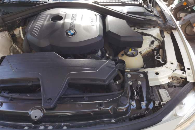 Used BMW 3 Series 2018 318i Engine Bay Left