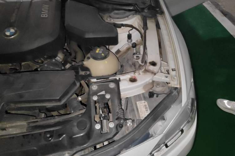 Used BMW 3 Series 2018 318i Engine Bay Left