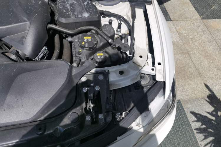 Used BMW 3 Series 2018 320i M Sport Package Engine Bay Left