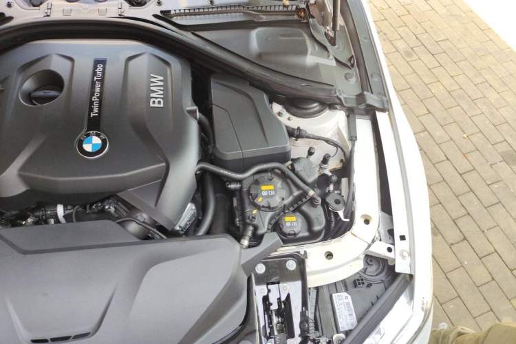 Used BMW 3 Series 2018 320i M Sport Night Edition Engine Bay Left