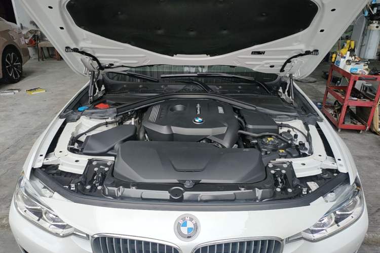 Used BMW 3 Series 2018 320Li Fashion Model Engine Bay