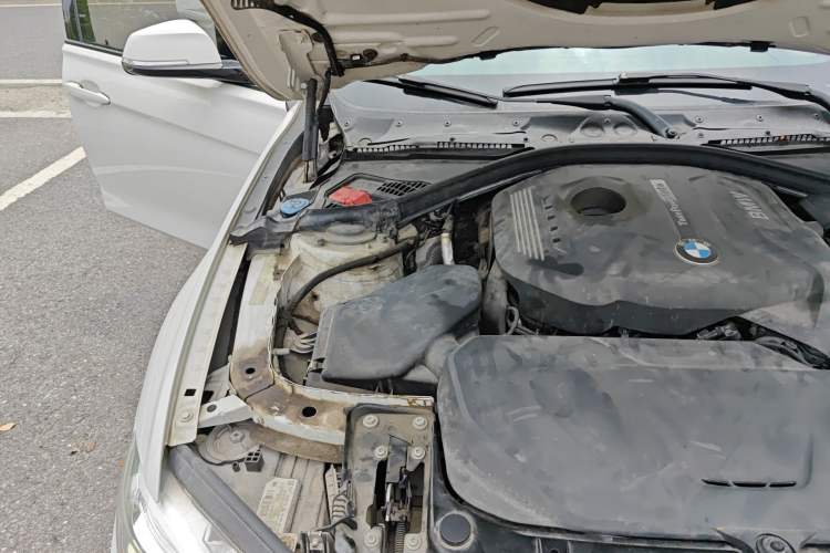 Used BMW 3 Series 2018 320i M Sport Package Engine Bay Right