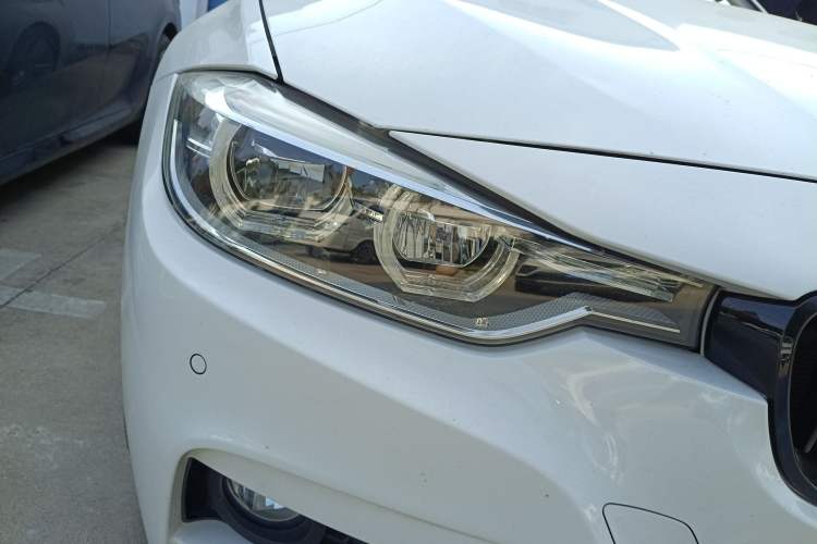 Used BMW 3 Series 2018 320i M Sport Package Exterior 6
